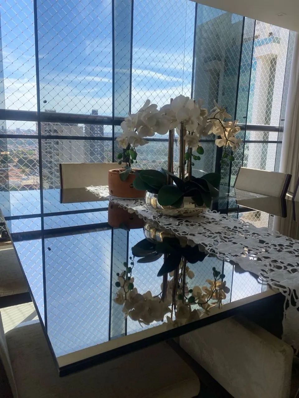 Vendo Mesa de jantar quadrada de 1,5 m,, espelhada, com 6 cadeiras