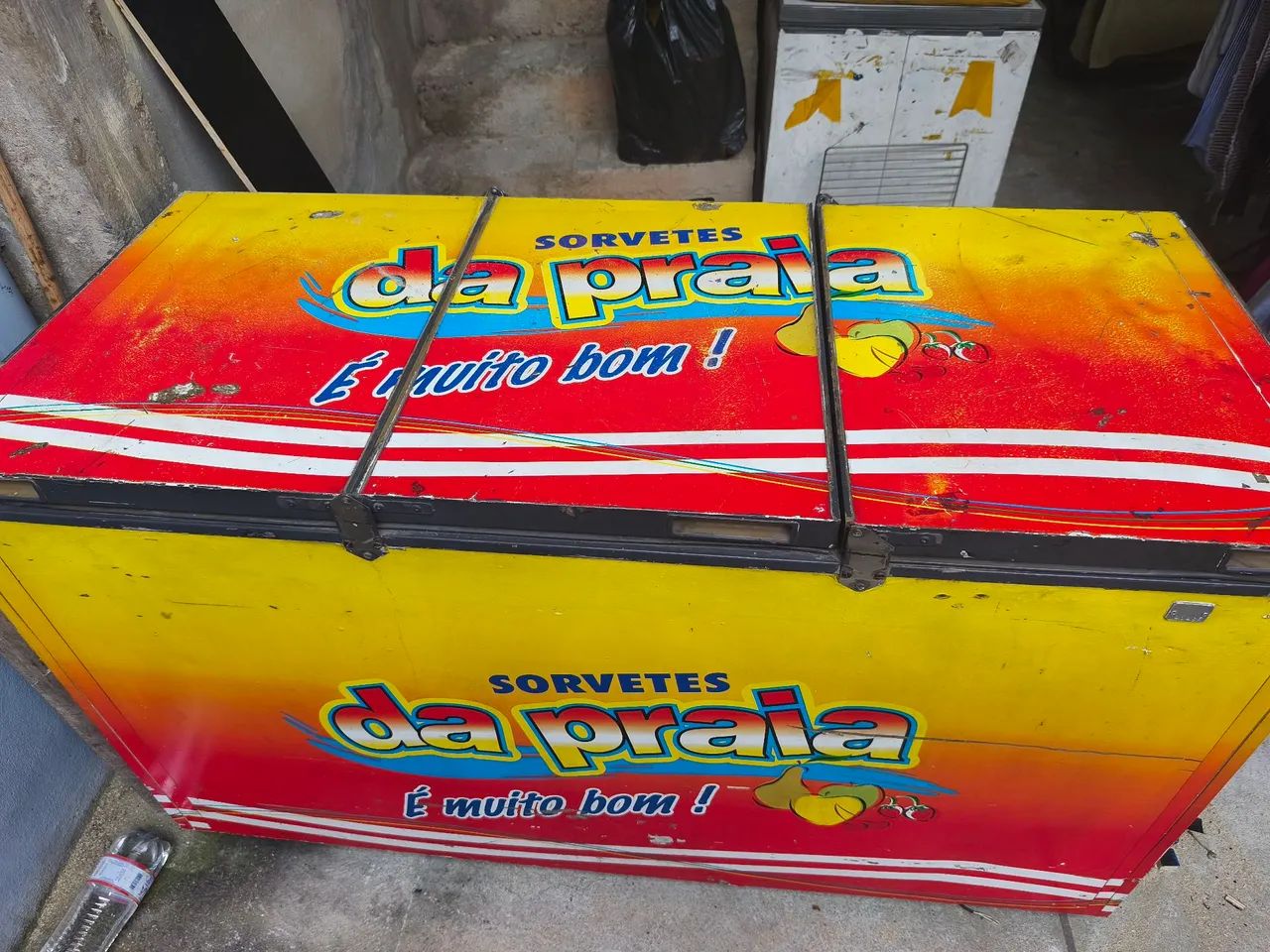 Freezer Horizontal Grande Antigo em Funcionamento 