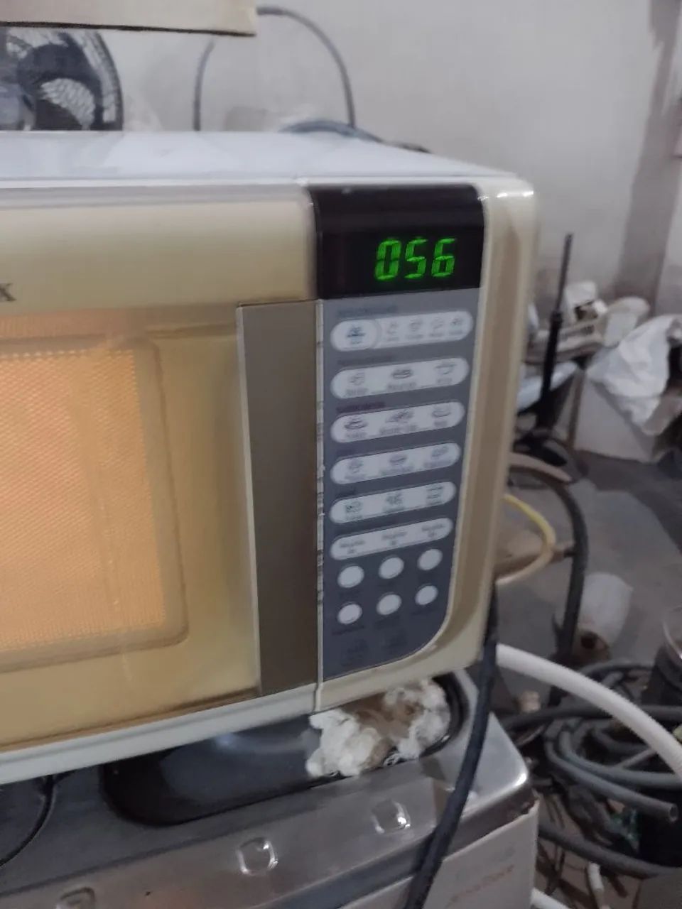 Microondas Eletrolux 25lts semi novo  - Foto 3