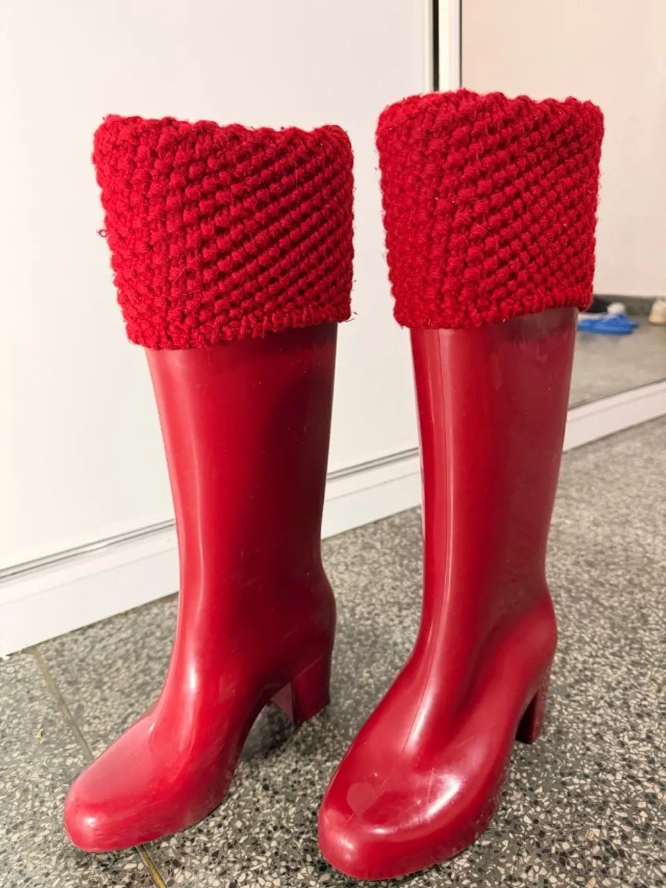Bota Melissa cano longo e salto vermelha  - Foto 2