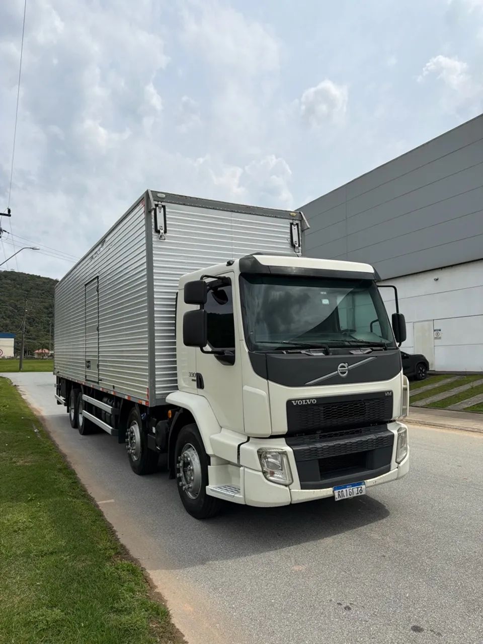 Volvo Vm 330 Baú  - Foto 2