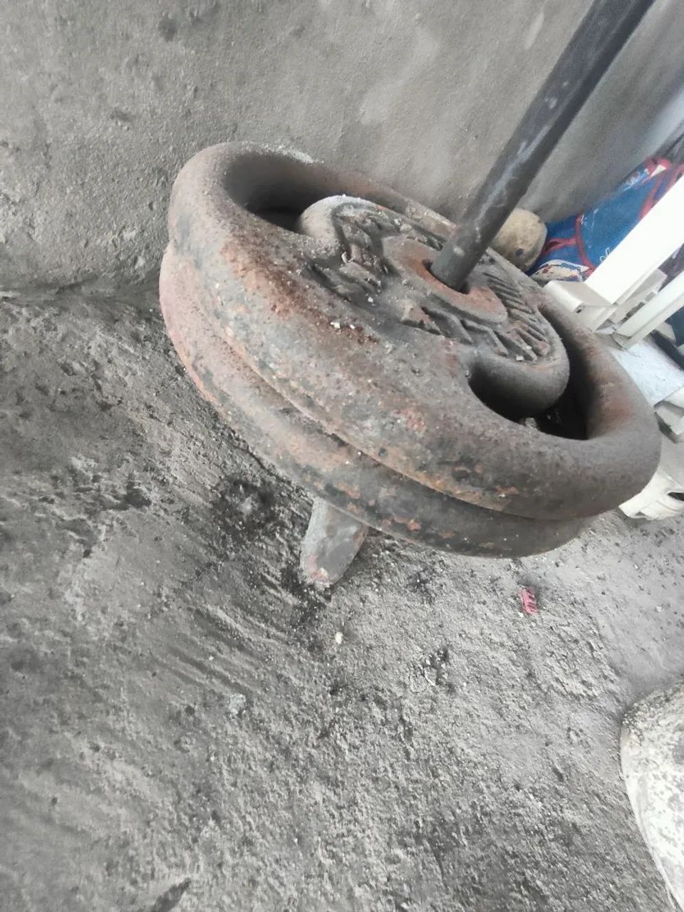 Anilhas de 15k e barra maciça de 120cm - Foto 4