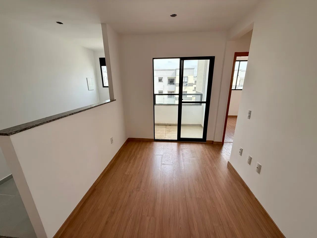 Apartamento dois quartos com varanda 