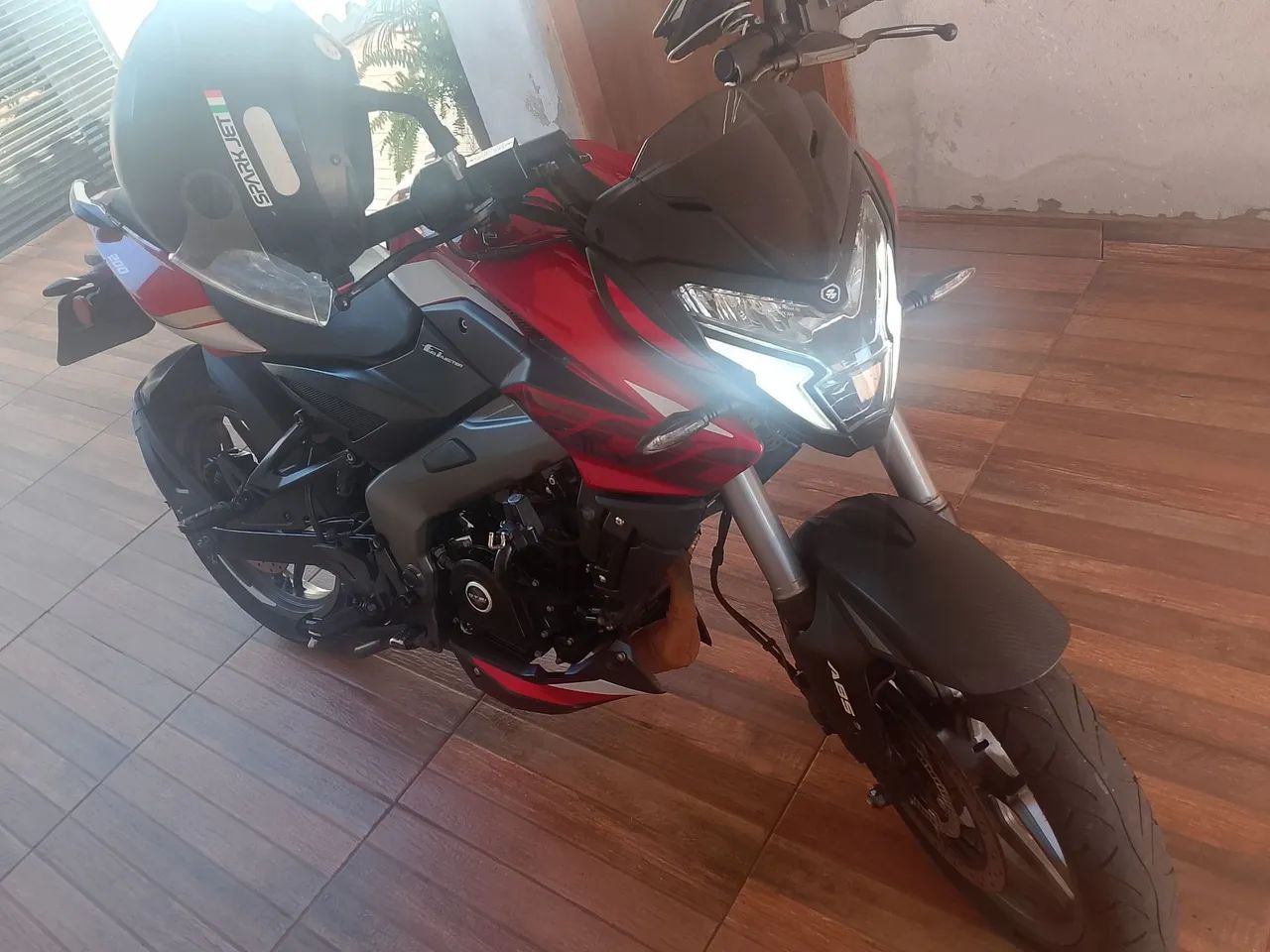 Dominar 200