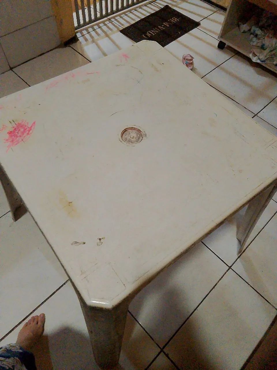 Vendo mesa de plástico usada preço pra vender logo.