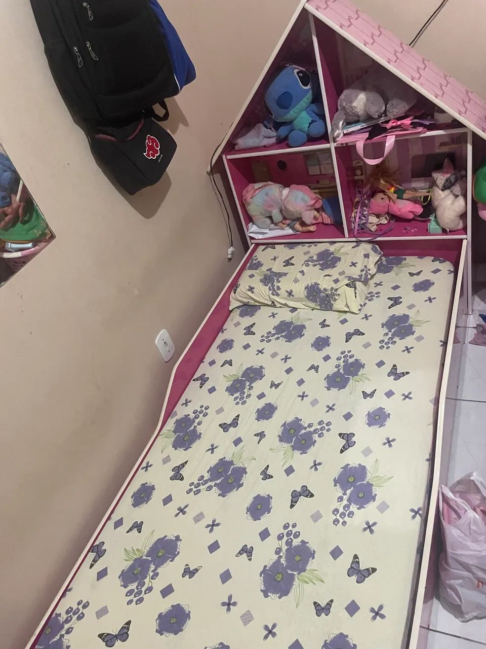 vendo cama para criança, de casinha, com marcas de uso
