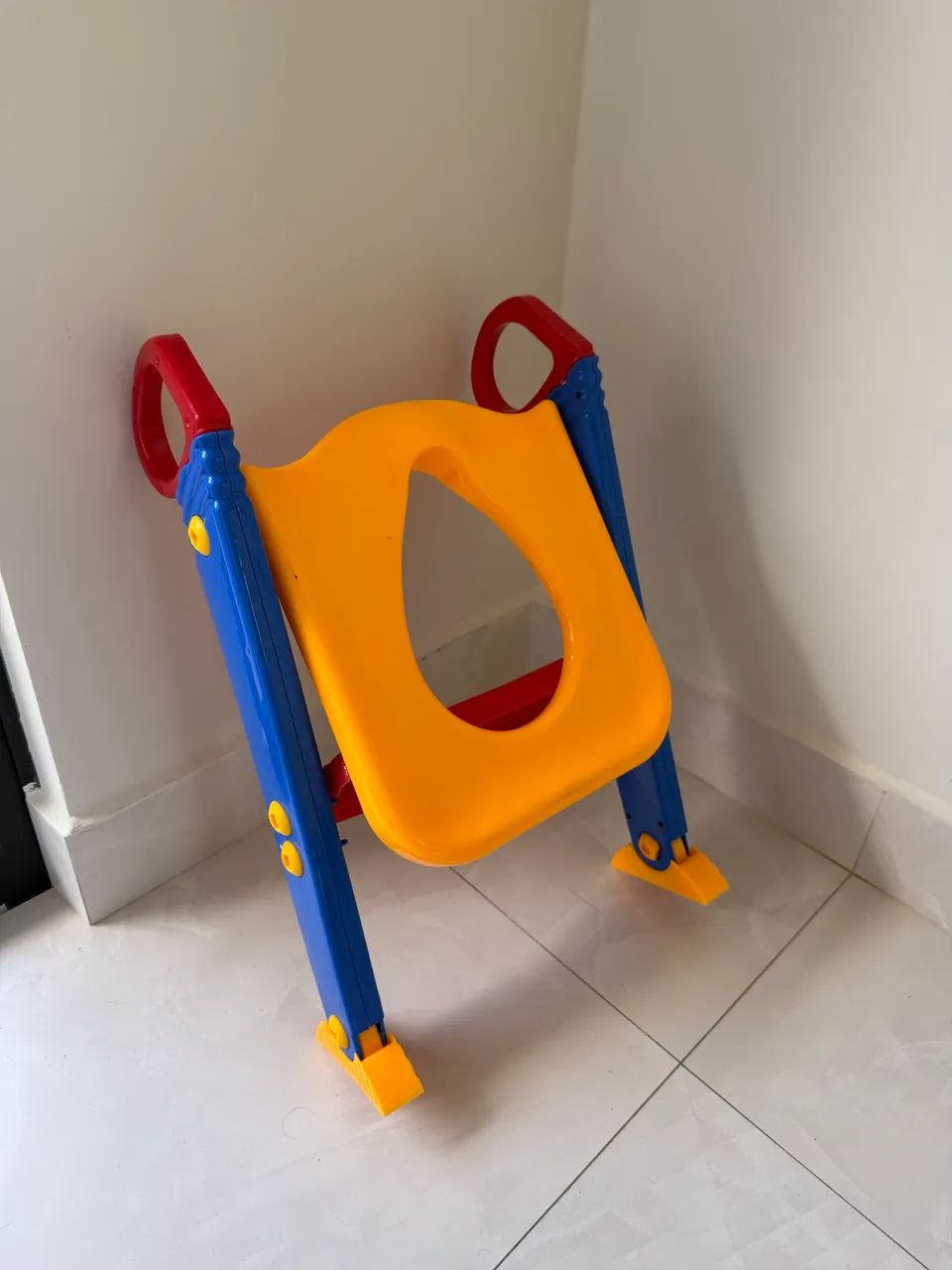 Escada infantil redutora de vaso sanitário - Foto 2