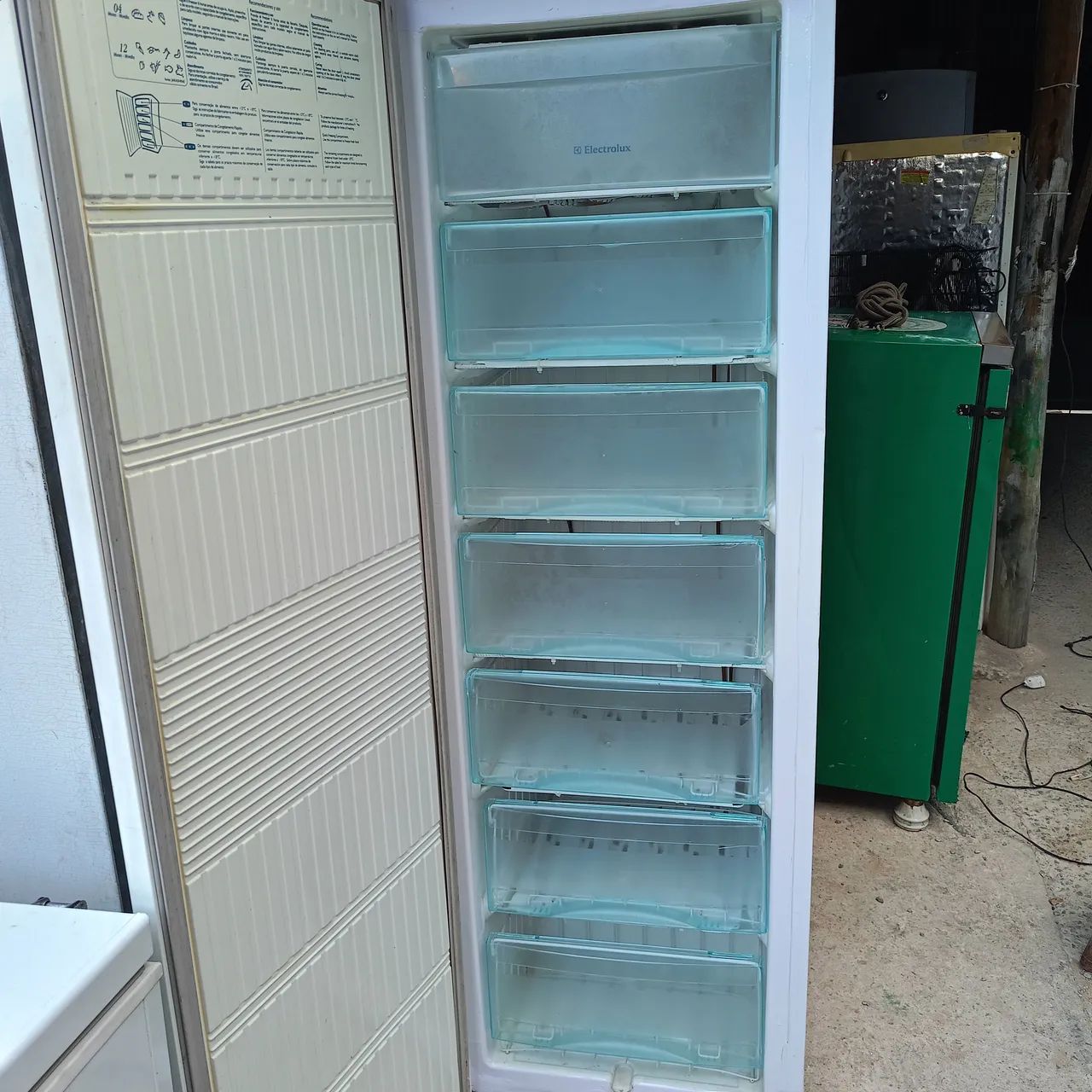 Freezer vertical Eletrolux FE 26  - Foto 2