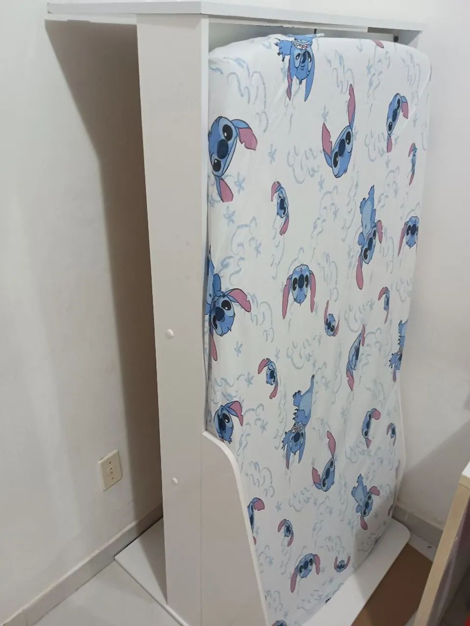 Cama infantil branco com colchão.