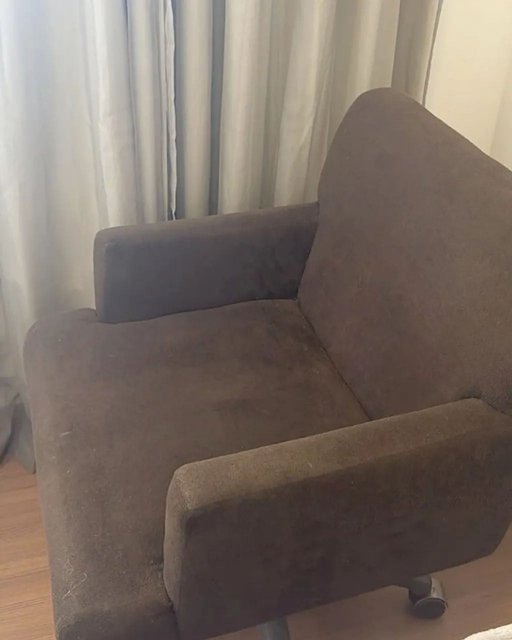 Poltrona marrom com rodinhas, giratória, tecido aveludado - Foto 2
