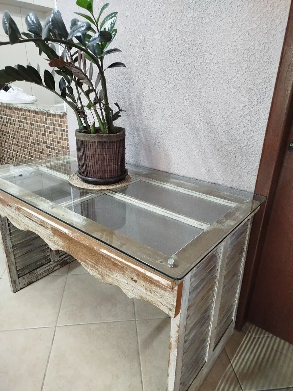 Mesa expositora/aparador madeira maciça com vidro 