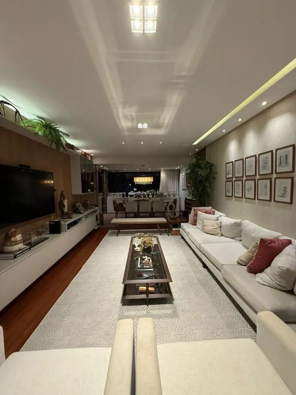 Amplo apartamento com 4 quartos, frente leste, totalmente reformado, com 2 garagens soltas - Foto 4