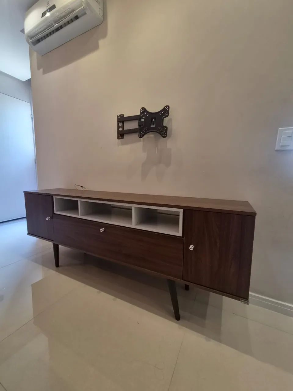 Rack para TV em Madeira com Nichos e Portas, Ótimo Estado - Foto 3