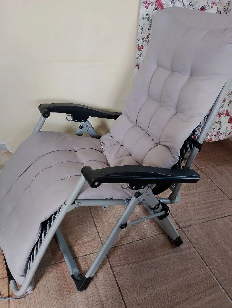 Cadeira espreguiçadeira acolchoada 