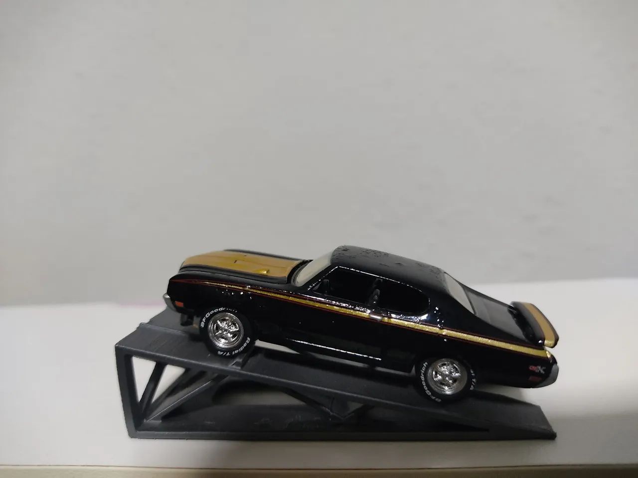 LOTE COM QUATRO MINIATURAS DE CARROS(LEIA) - Foto 2