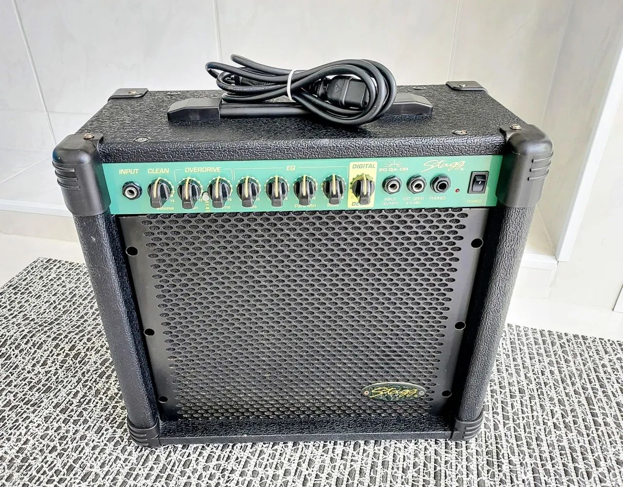 Amplificador de Guitarra Stagg 20W RMS com Delay Digital - Foto 3
