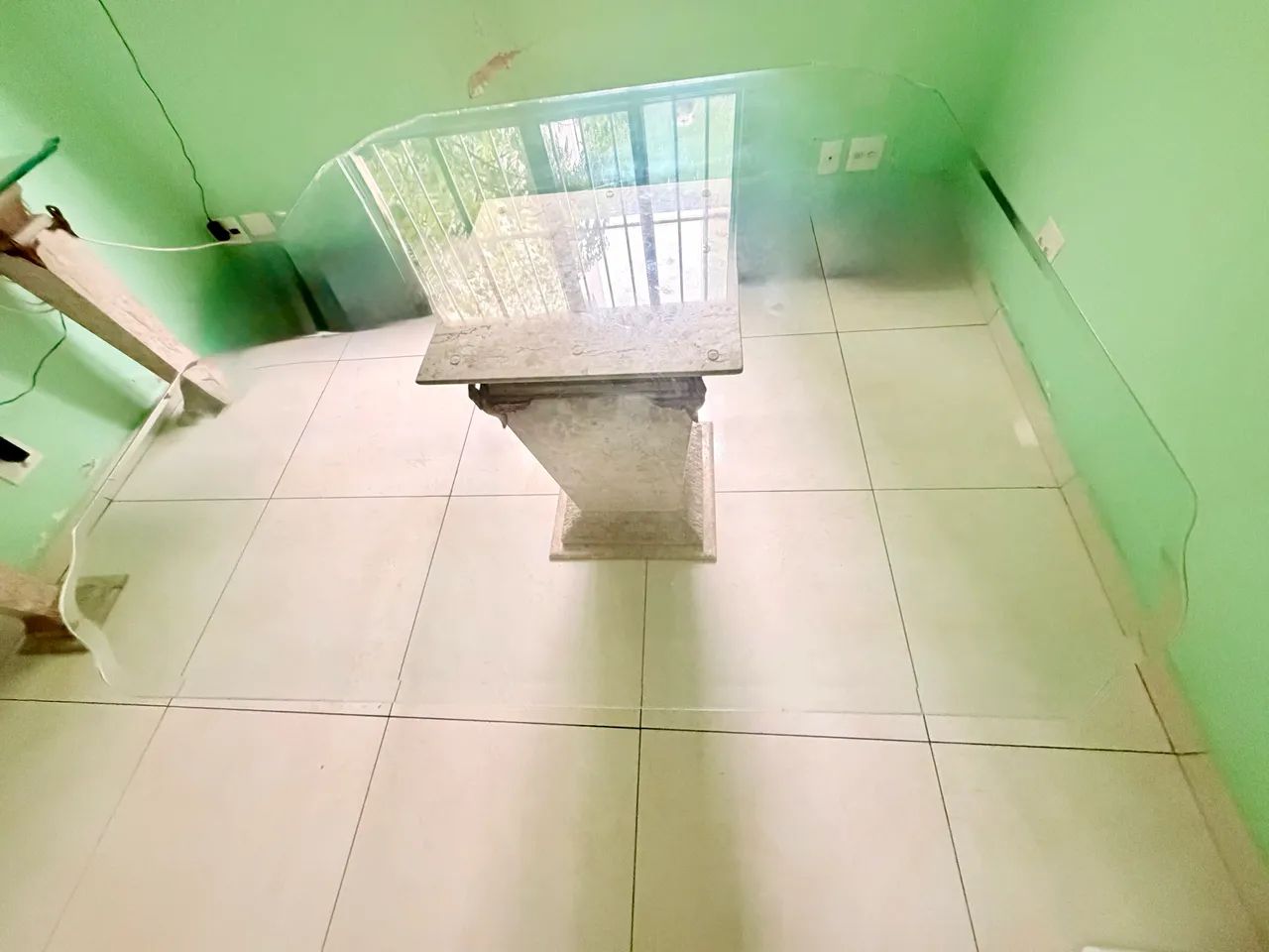 Mesa de jantar de tampo de vidro e base de mármore 1,40 x 1,40