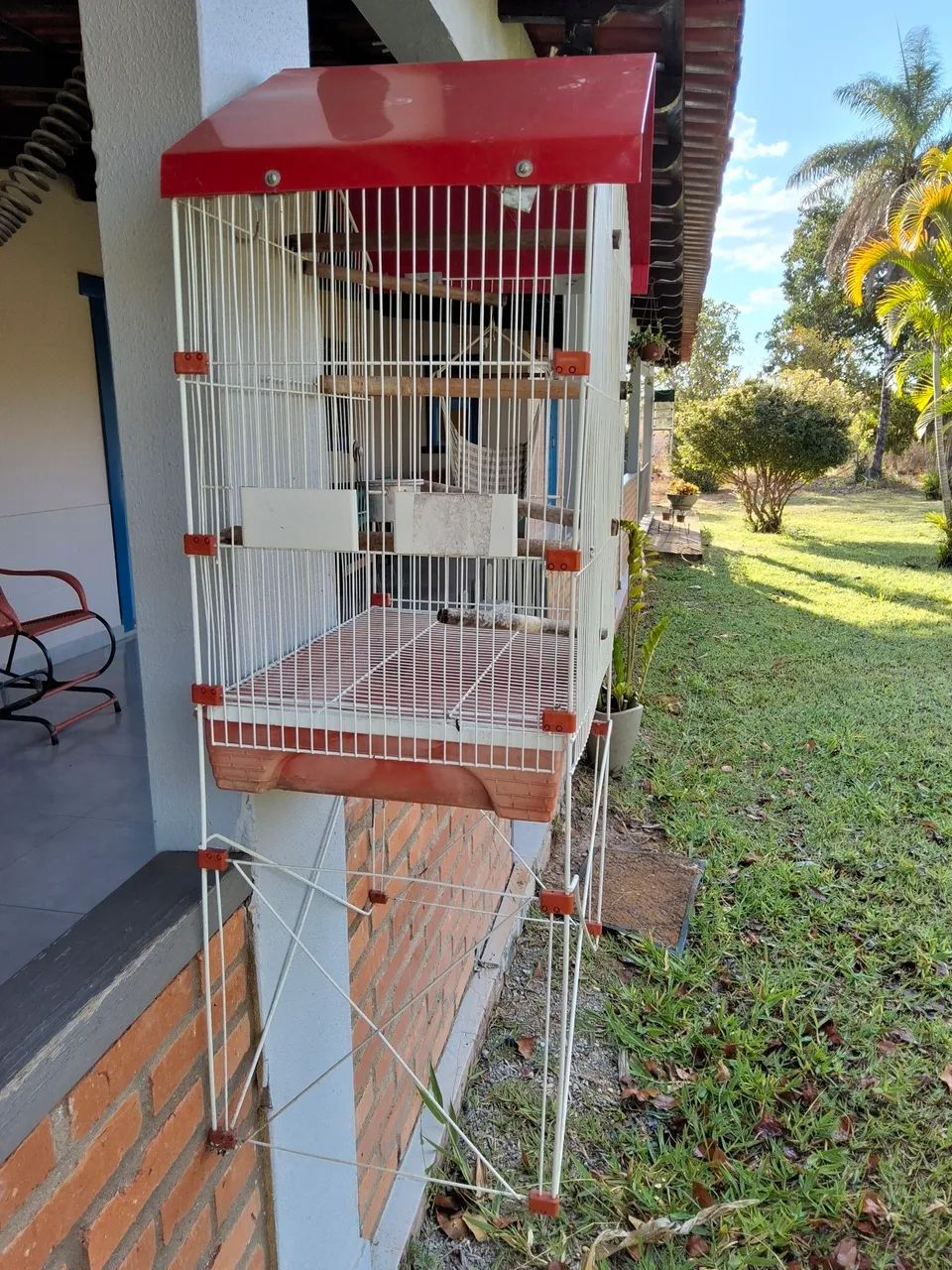 Vendo gaiola grande para pássaros, com suporte elevado e excelente espaço interno.