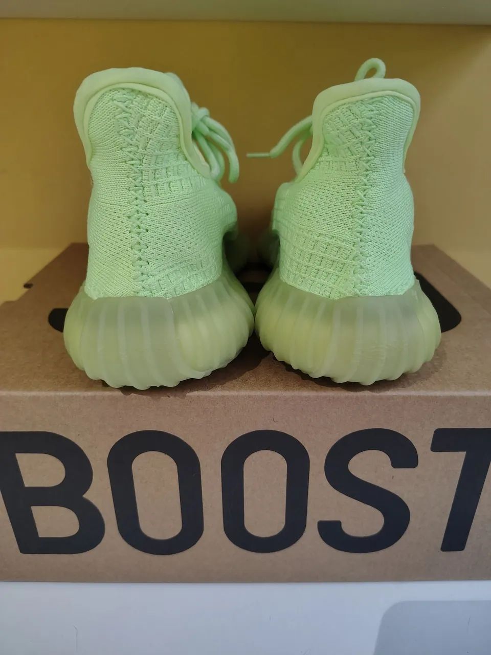 Tênis Yeezy boost glow in the dark - Foto 3