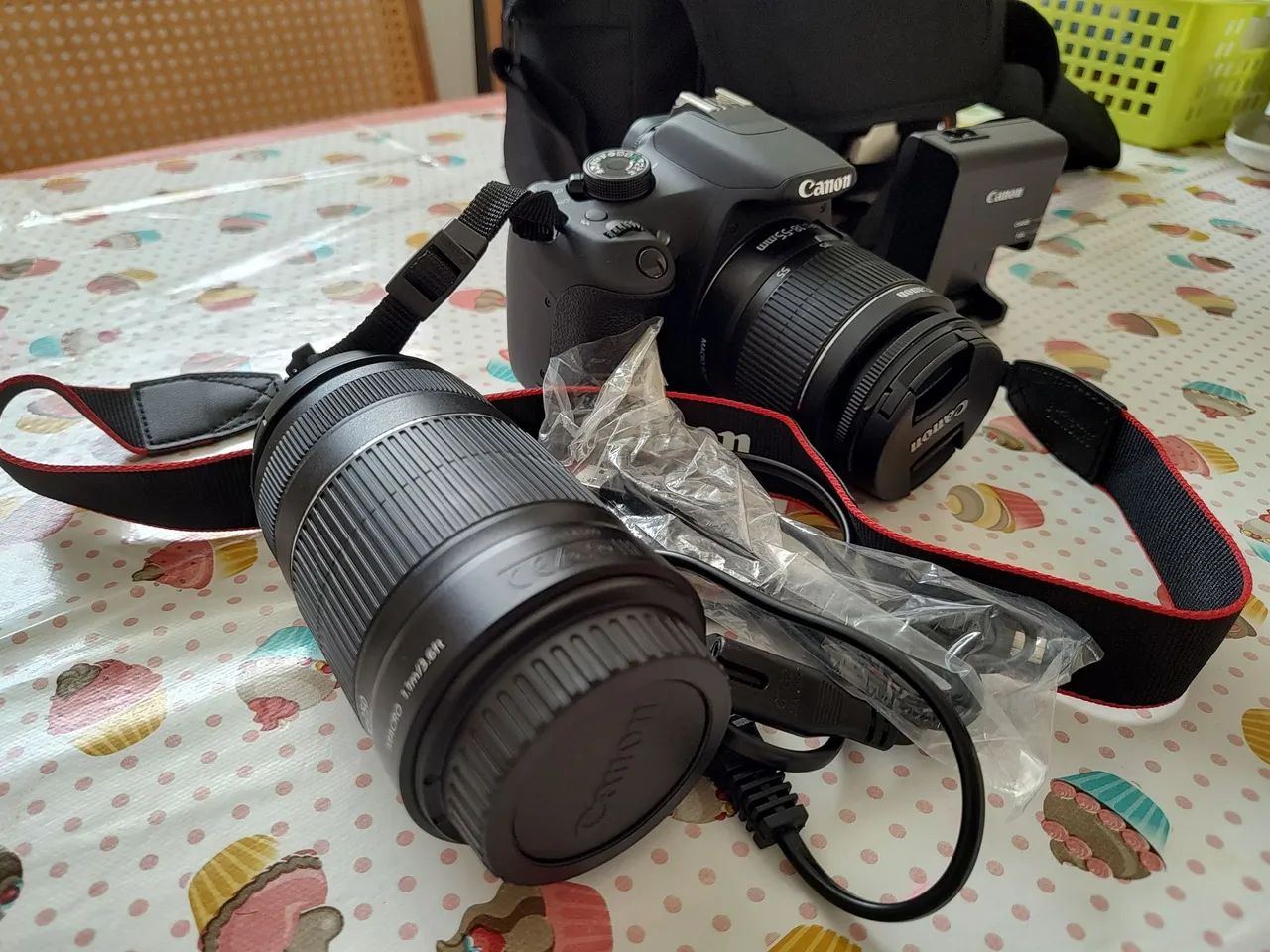 Câmera fotográfica Canon T5 completa e com uma lente adicional.