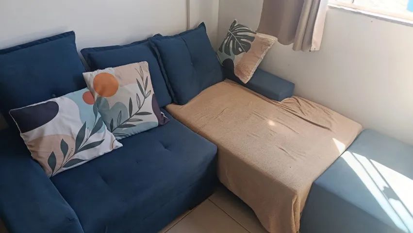 Sofá Azul com 2 Módulos, Puff e 6 Almofadas