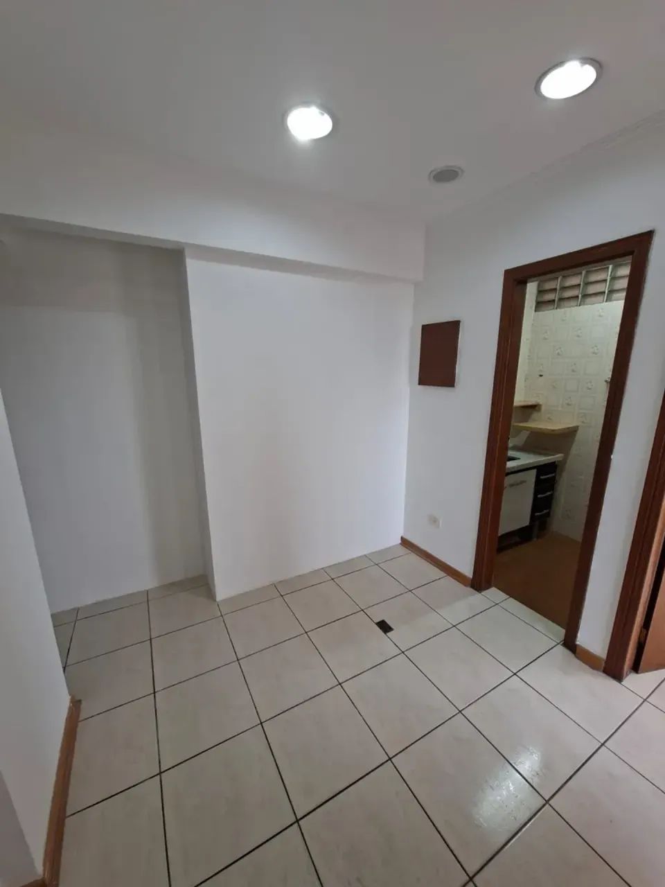 Sala comercial com 02 salas, recepção, wc e copa no Embaré em Santos/SP - Foto 3
