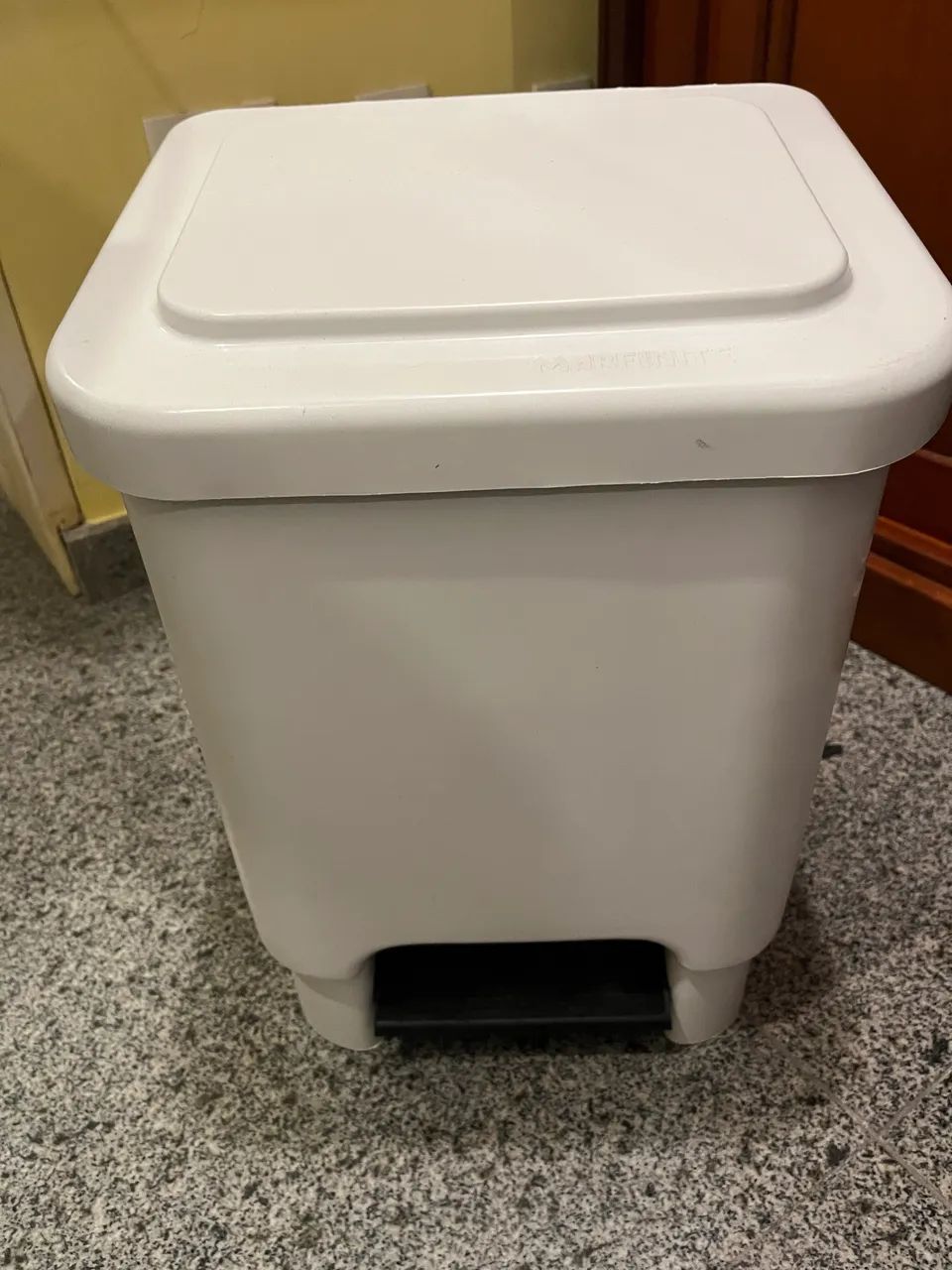 Lixeira marfinite com pedal 25L