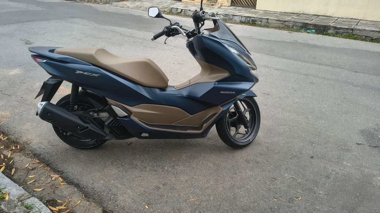 PCX DLX 2024 com capa e capacete  - Foto 2