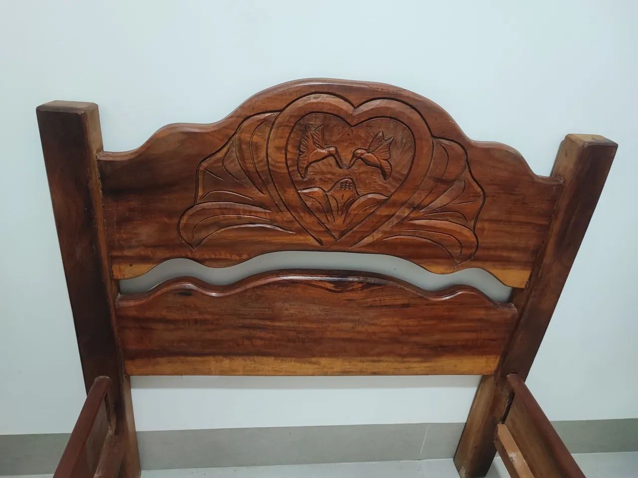 Cama de Solteiro em Madeira Maciça - Cabeceira Entalhada - Foto 2