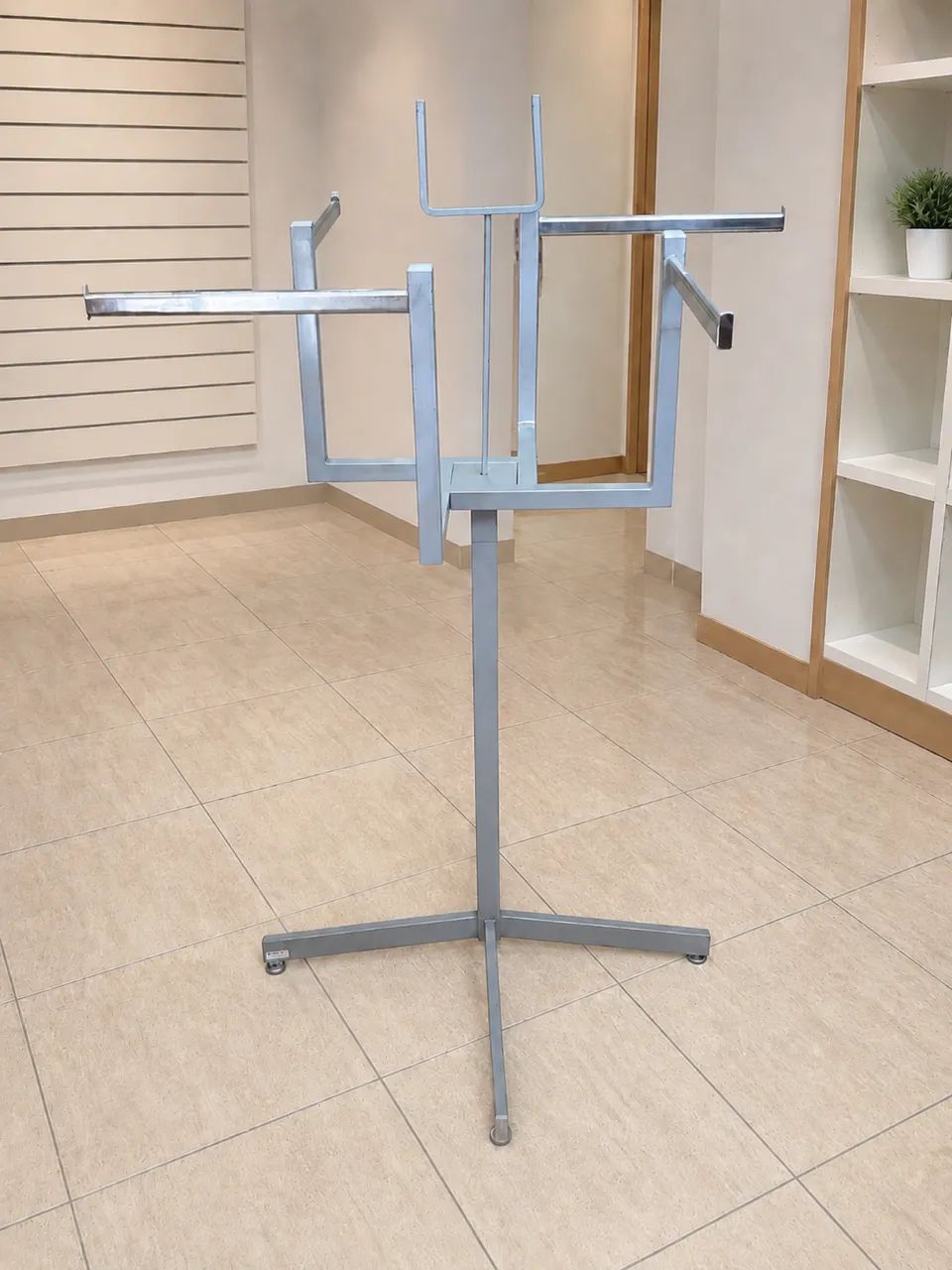 Arara Expositora de Roupas Metálica 4 Braços - Ideal para Loja - Foto 2