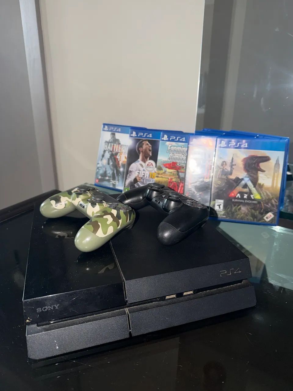 PS4  500GB &コントローラ2つ & ソフト17本 Ps4 500GB + 2 Controles + 5 Jogos. - Jogos de Vídeo Game - Jardim