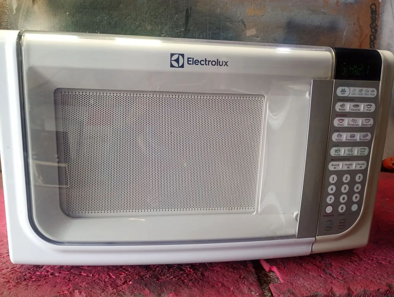 microondas Electrolux 31 litros funcionando perfeitamente sem detalhes tudo funcionando 