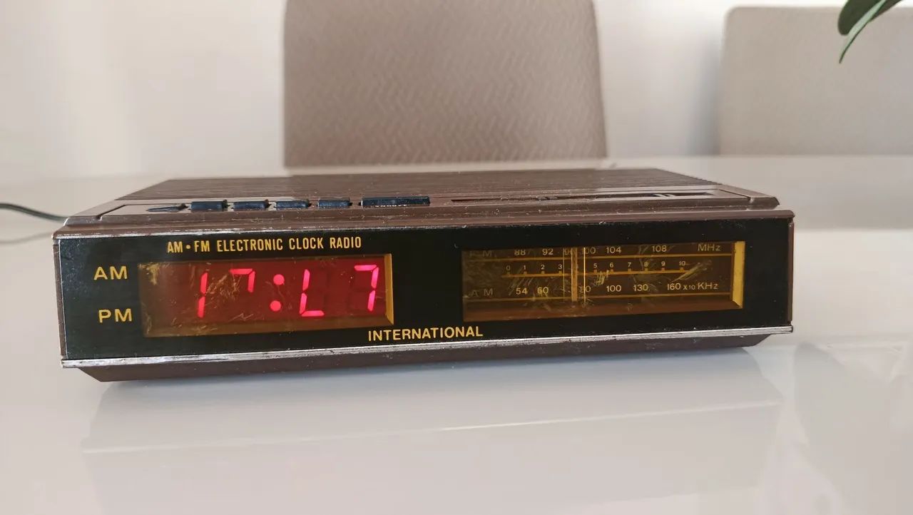 Rádio relógio antigo funcionando - Foto 2