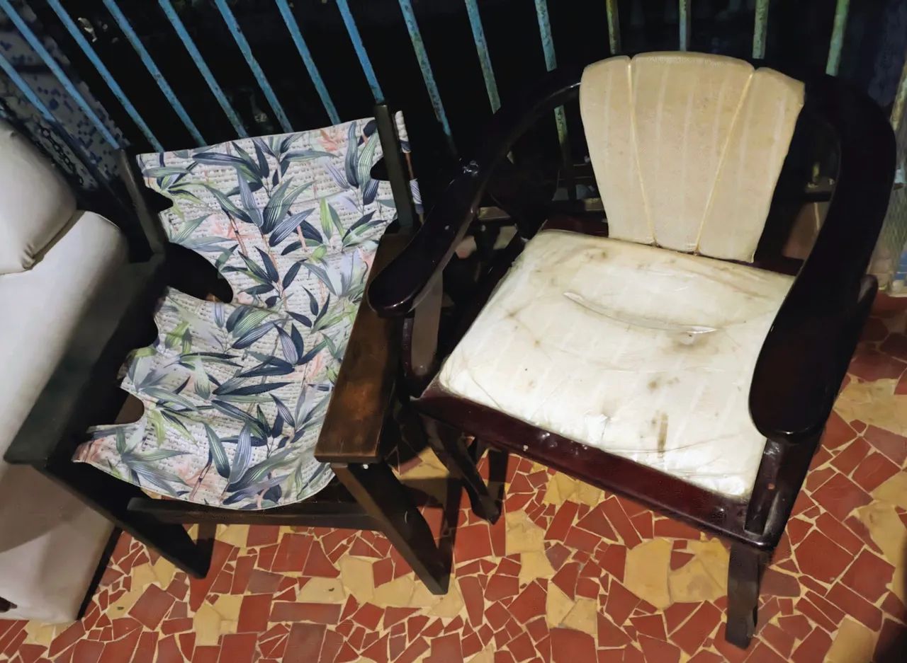 Sofá de couro 2 lugares, mesinhas de mármore e cadeiras  - Foto 2