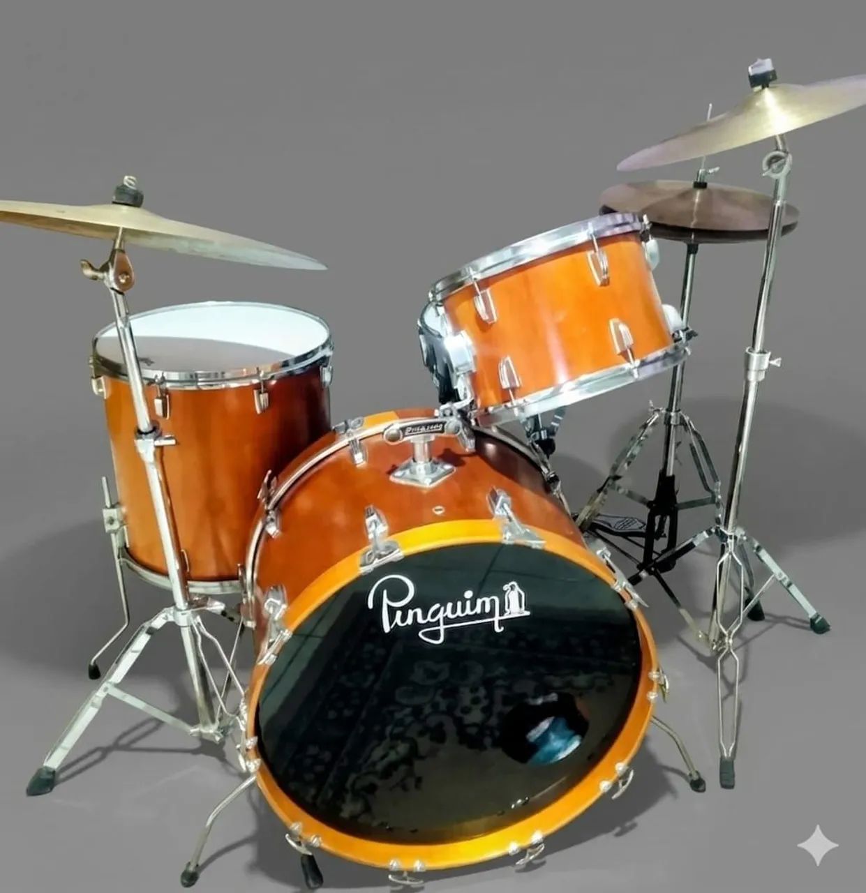 Bateria Pinguim 1970 c/ ferragens Ludwig e peles Remo