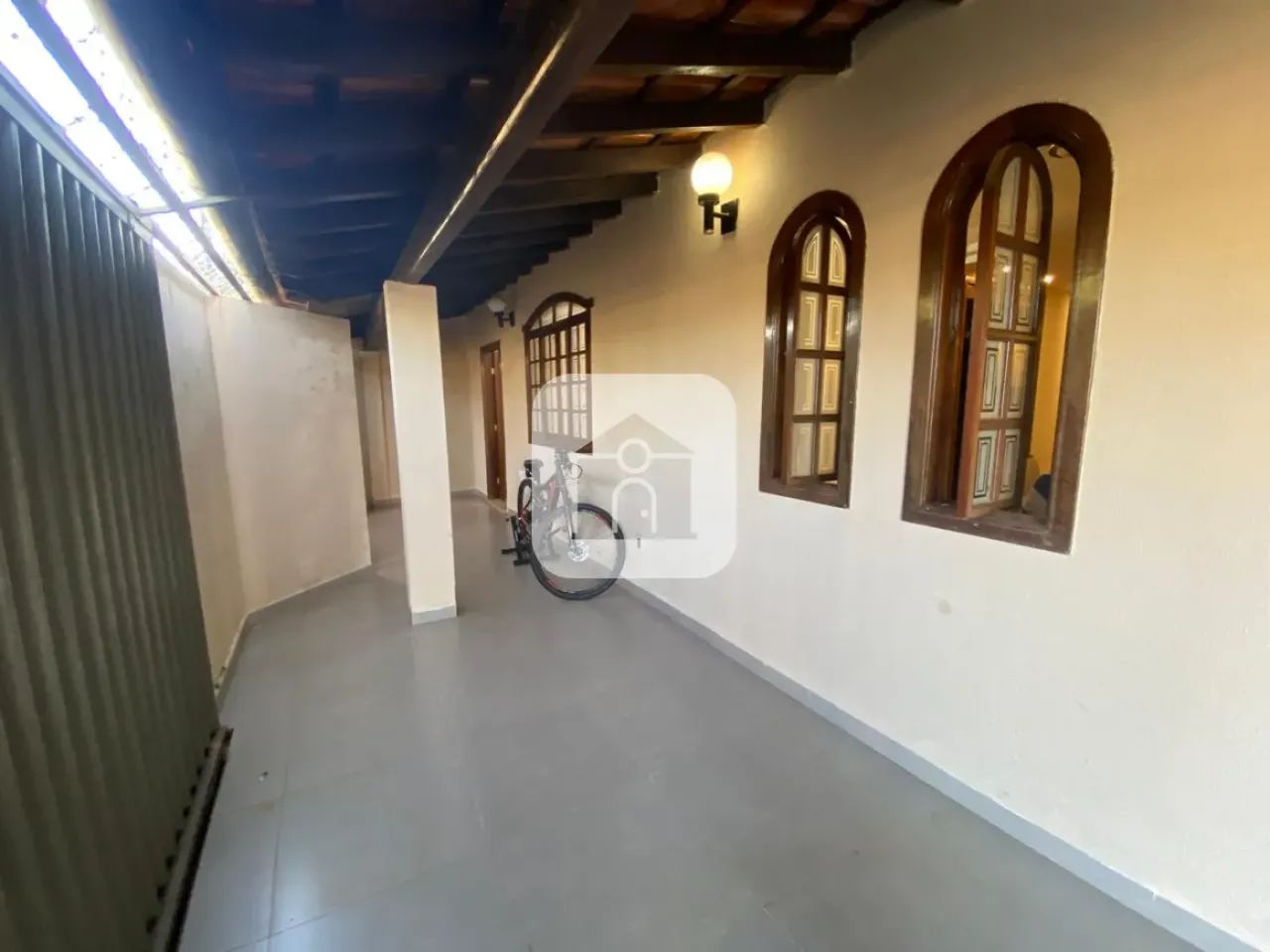 Casa Sofisticada com 03 quartos sendo 2 Suítes, Ambientes Planejados e Amplo Quintal - Foto 2