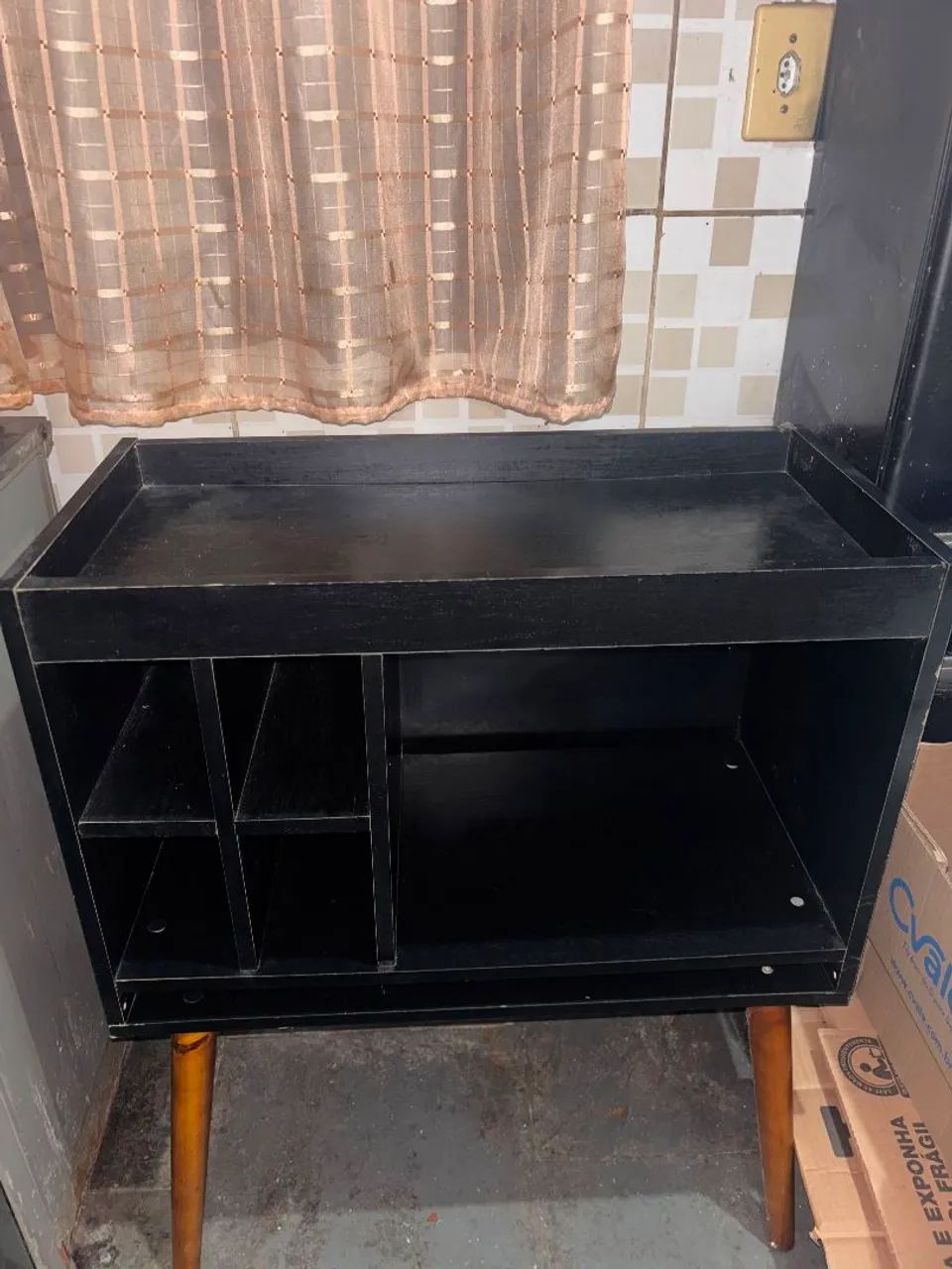 Armário/Rack Preto com Pés de Madeira - Foto 2