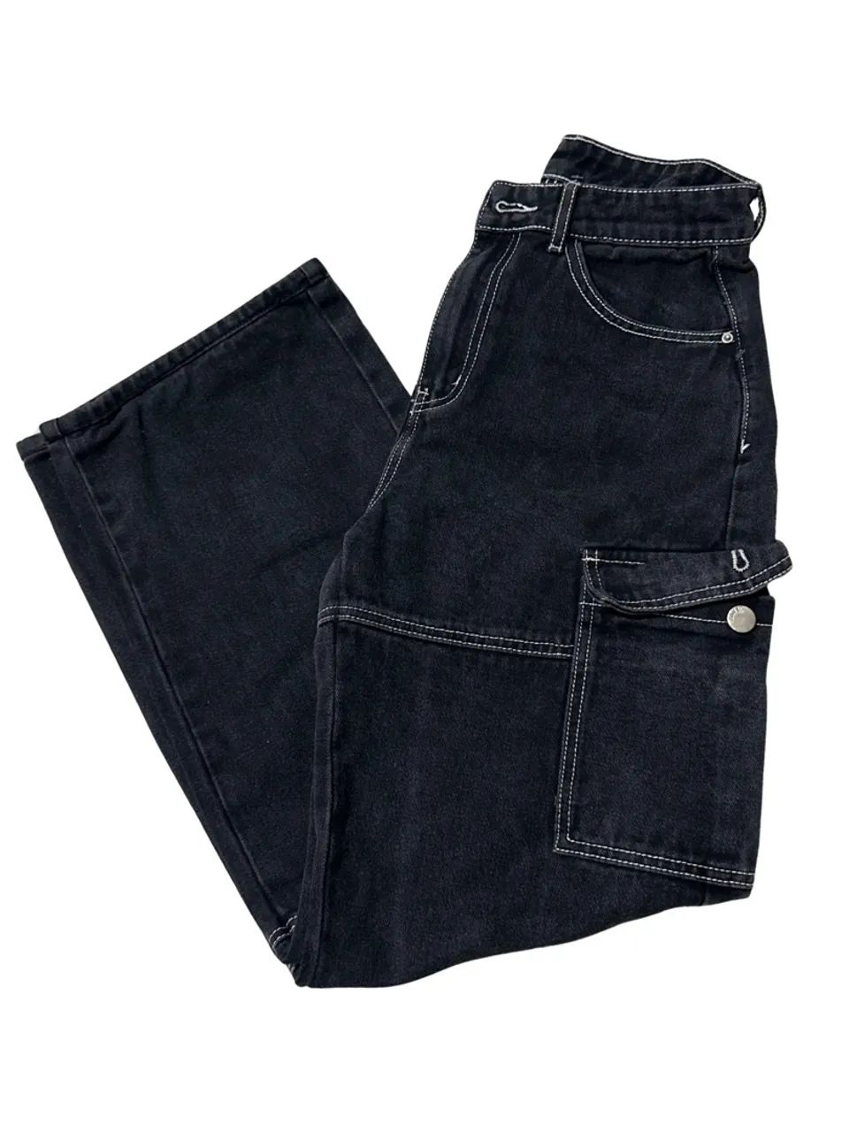 Calça cargo preta com detalhes branco