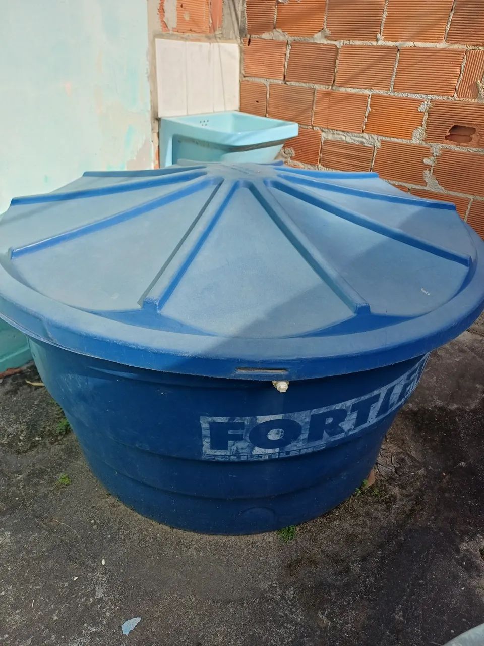 Caixa d'água grande e pequena 