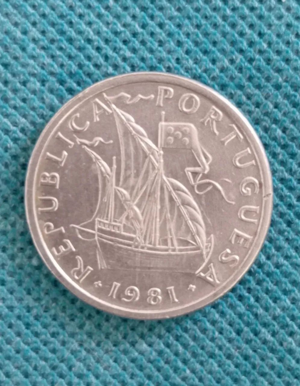 Moeda portuguesa 5 escudos em estado soberba 1981 - Foto 3
