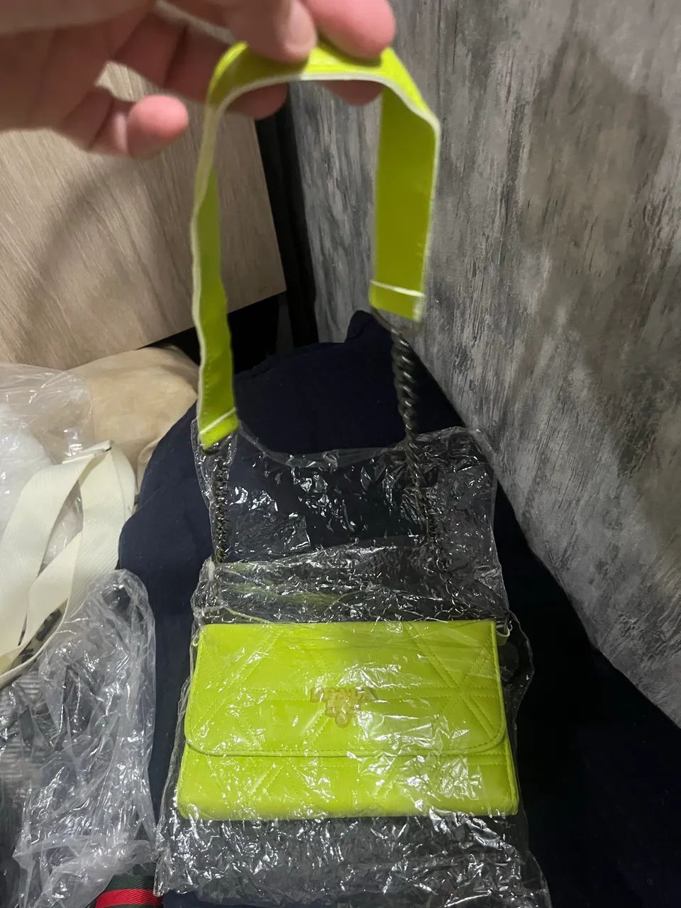 Bolsa prada amarela com alça nova  - Foto 3