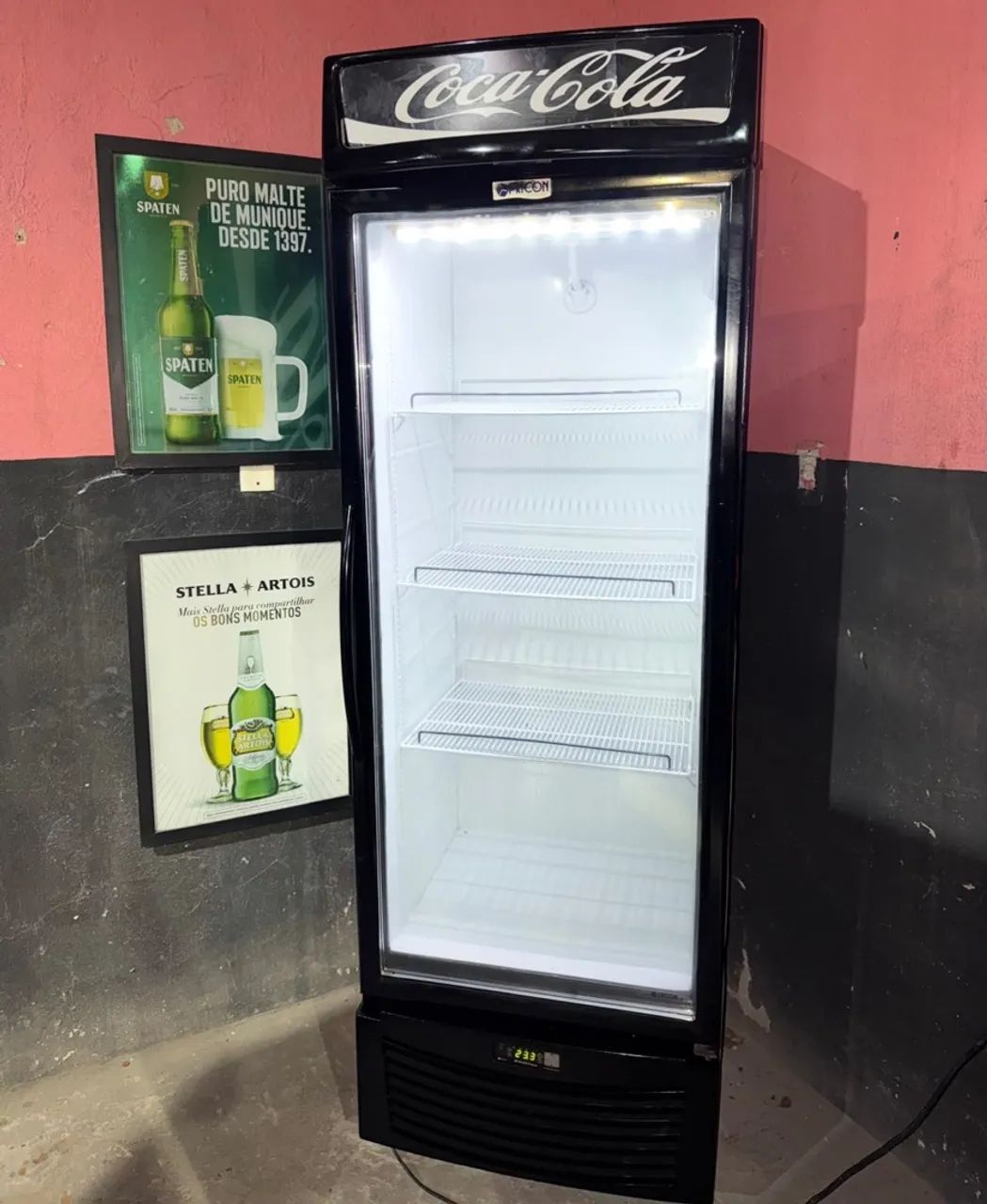 Freezer expositor de bebidas funcionando perfeitamente 