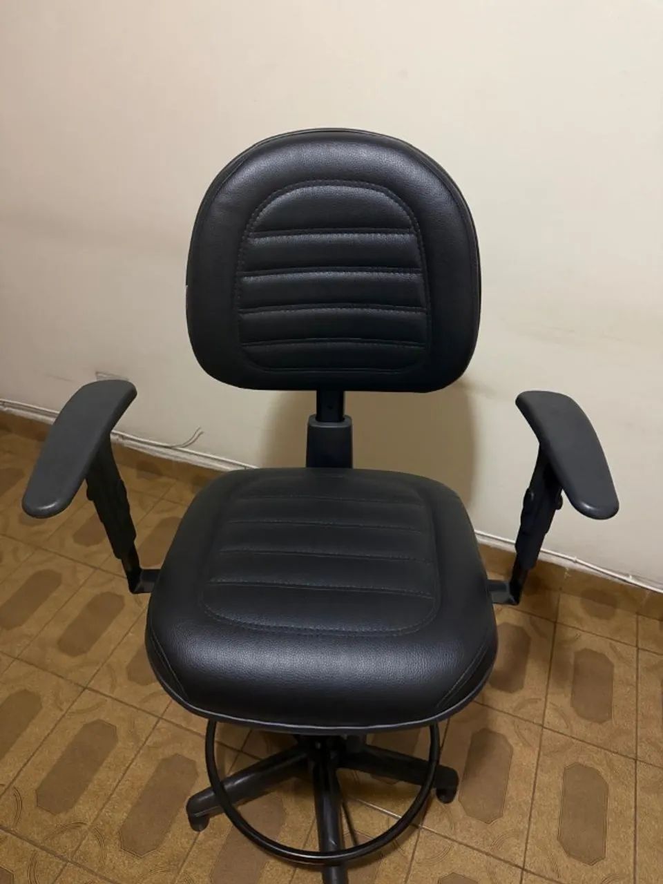 Cadeira caixa alta com braço praticamente sem uso - Foto 4