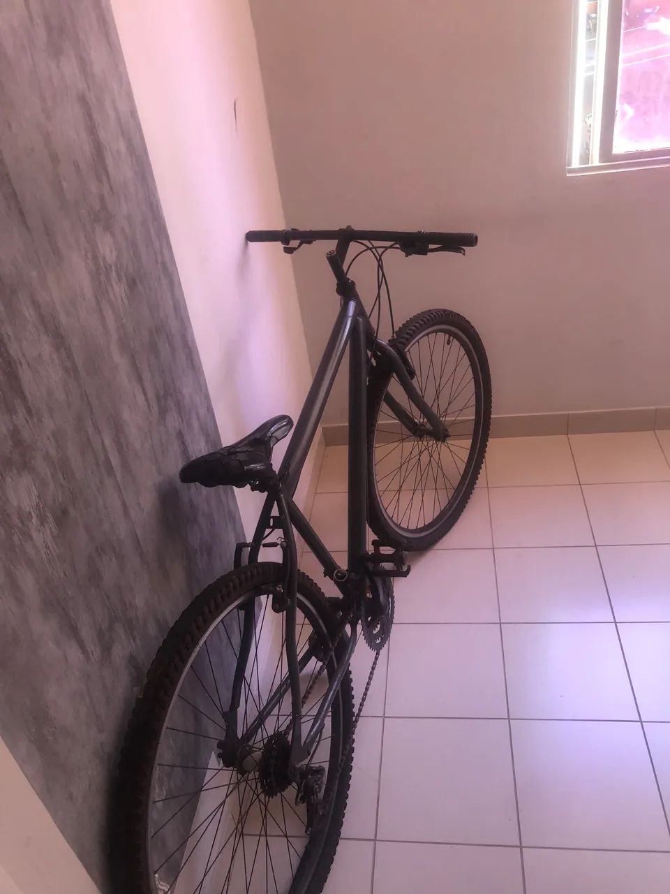 Bicicleta preta com defeito no cubo e no freio  - Foto 3