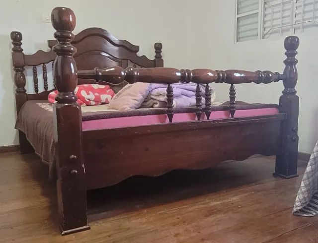 Cama Queensize de Madeira Maciça com 2 Criado Mudo