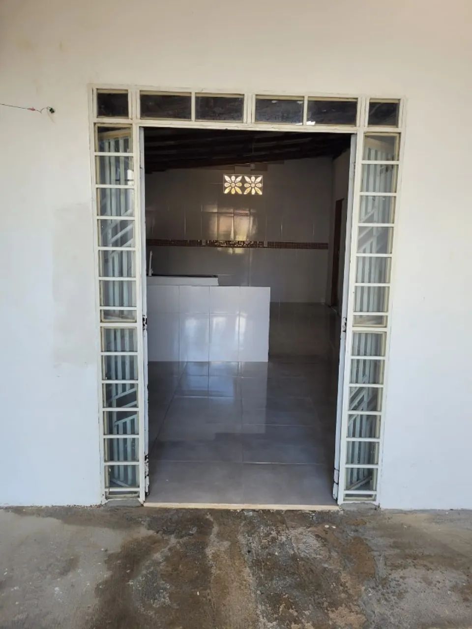 Alugo um apartamento, 2 quartos, banheiro, cozinha ampla, área de serviço e garagem! - Foto 2