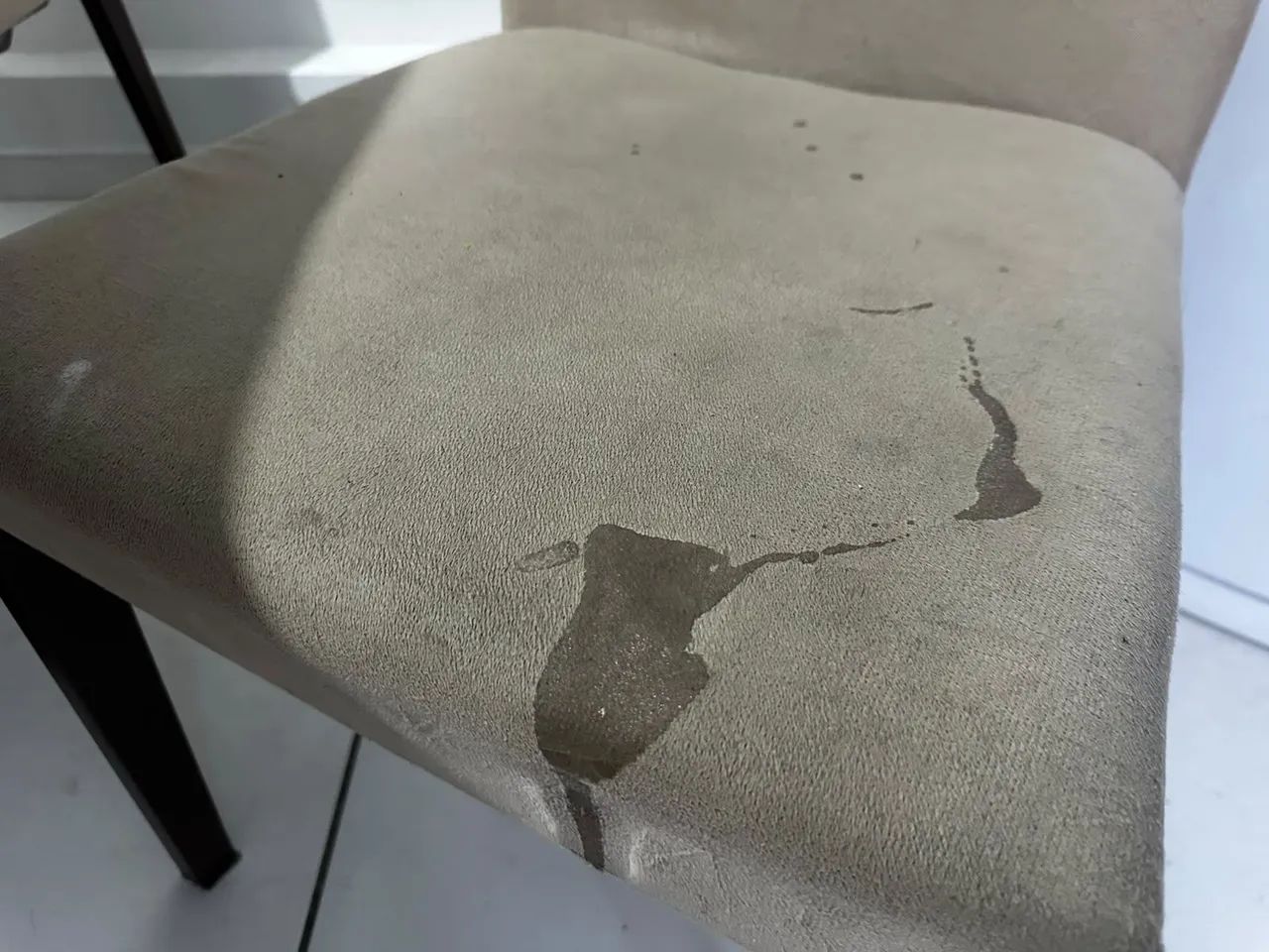 MESA DE JANTAR COM 4 CADEIRAS - TAMPO BRANCO/VIDRO - BEGE - Foto 4