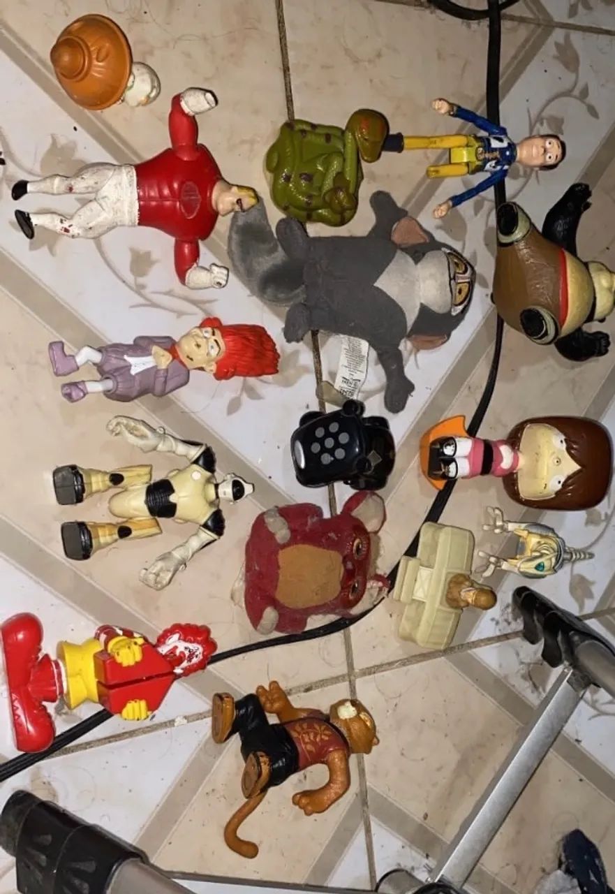 Brinquedos diversos usados 