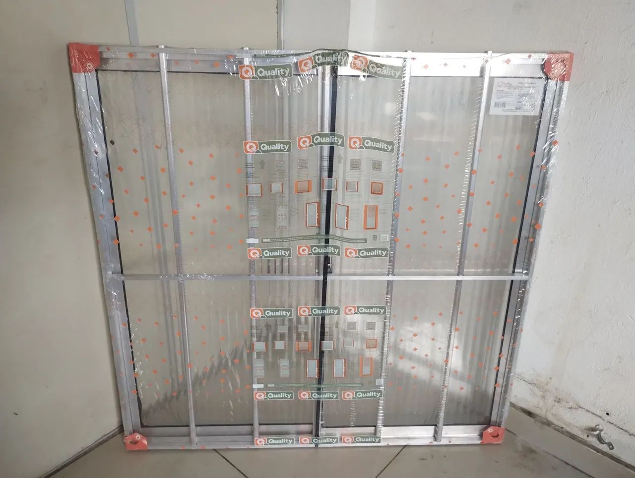 Janela 1x1 c/grade Nova