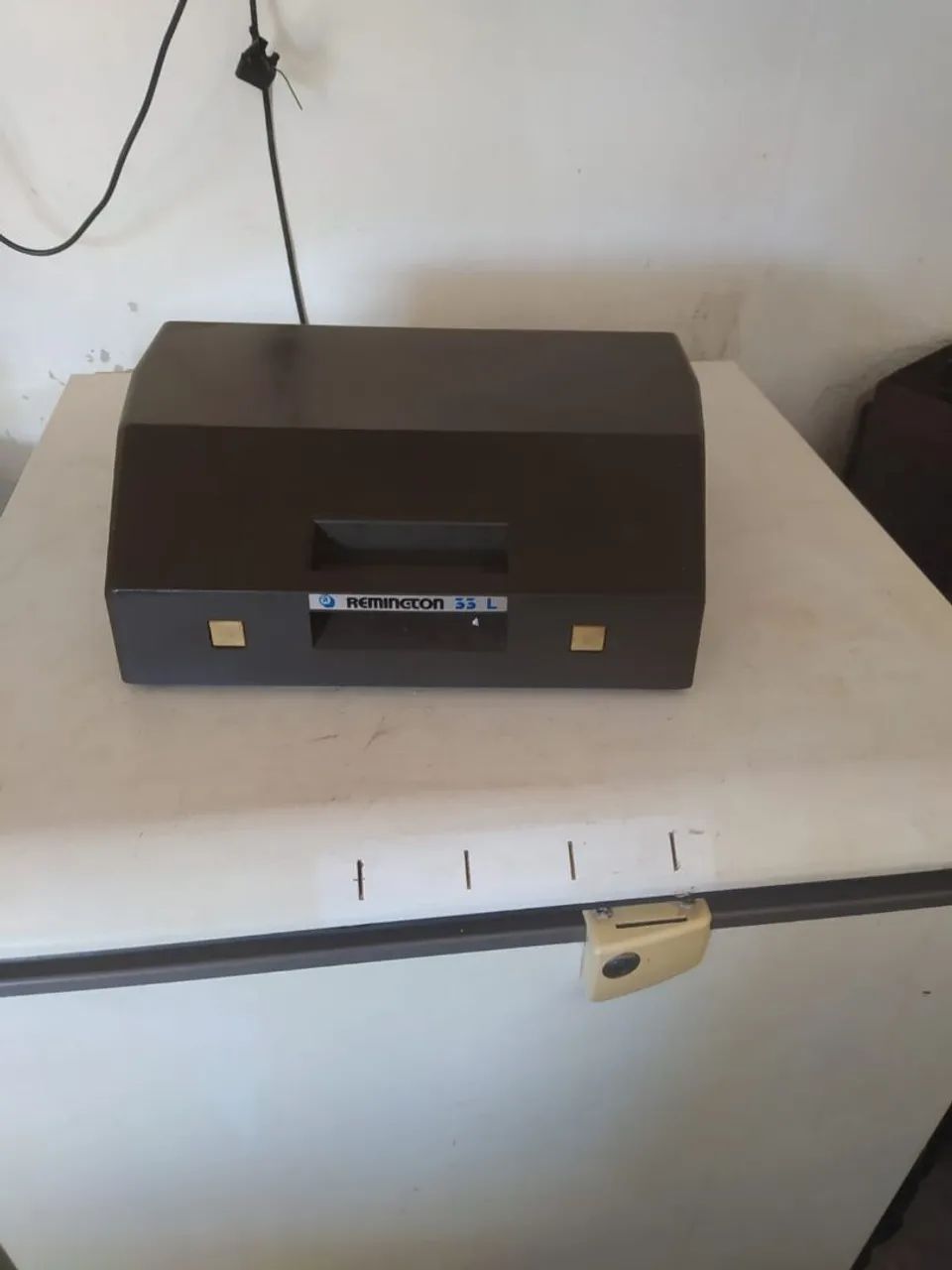 Máquina de escrever antiga na caixa  - Foto 2